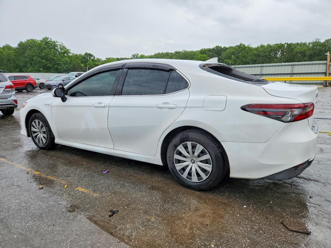 2021 Toyota Camry Le - Фото 2