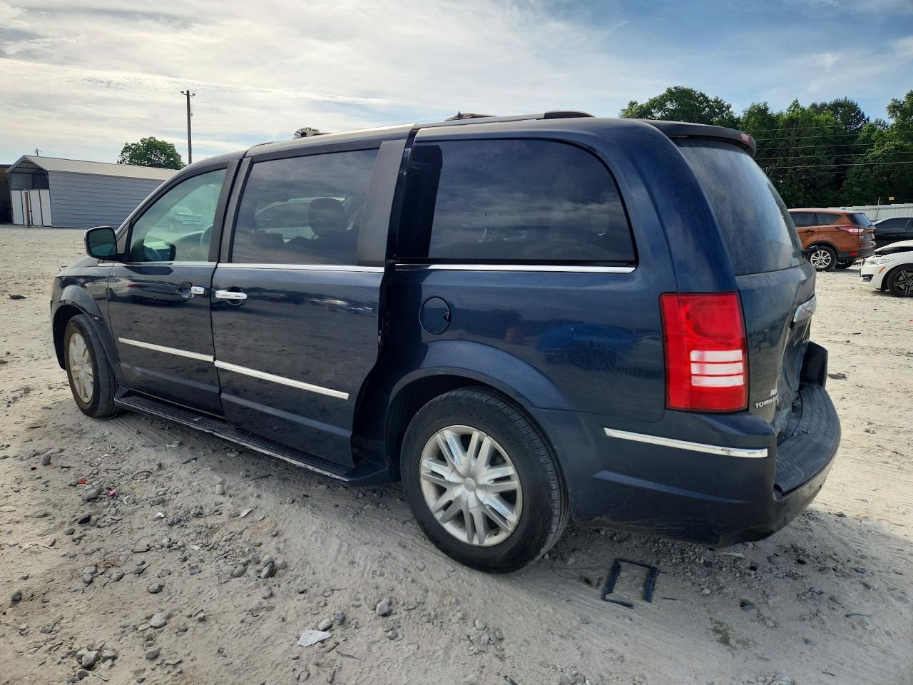 2008 Chrysler Town & Country Limited - Фото 2