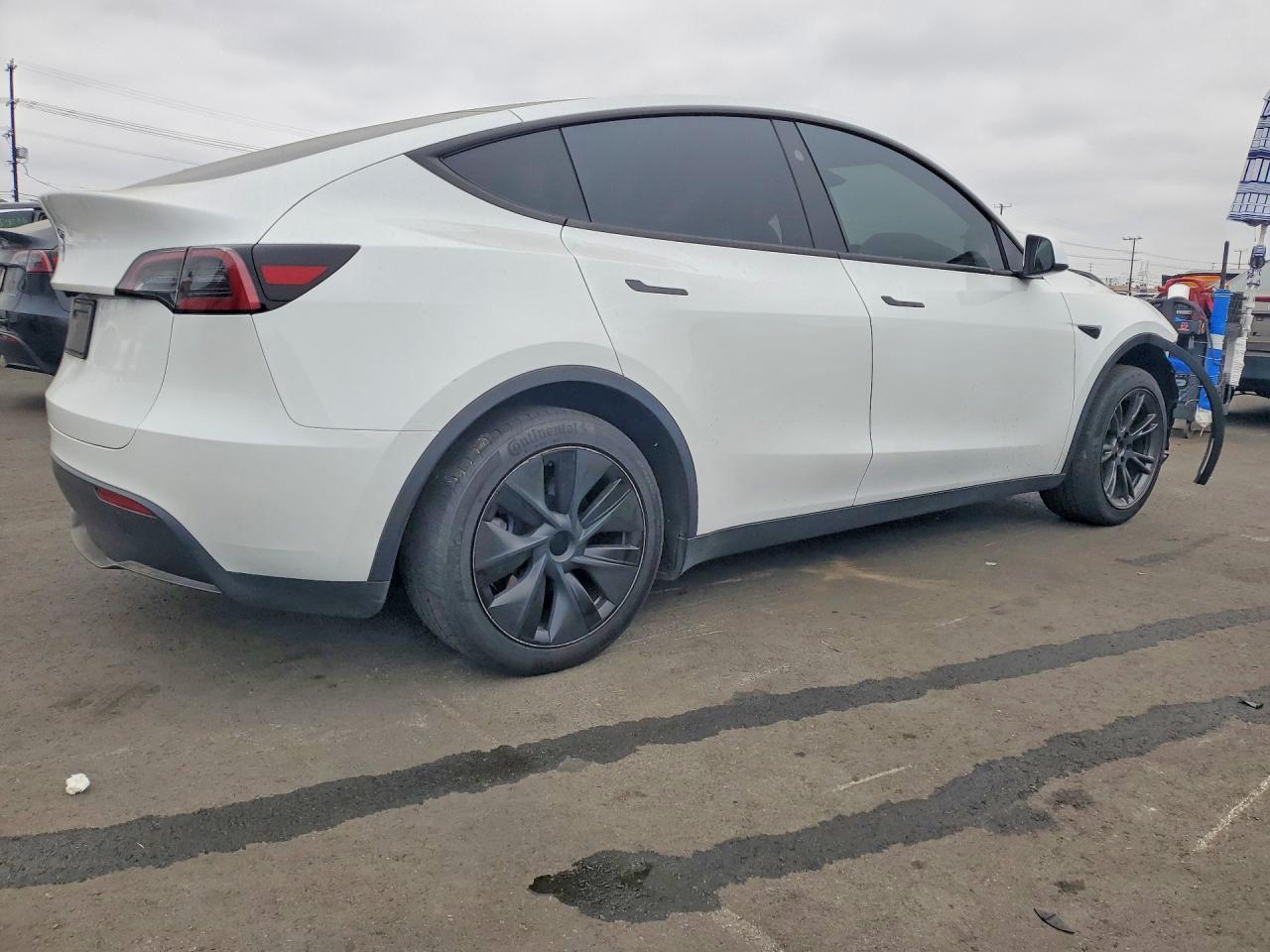2025 Tesla Model Y - Фото 3