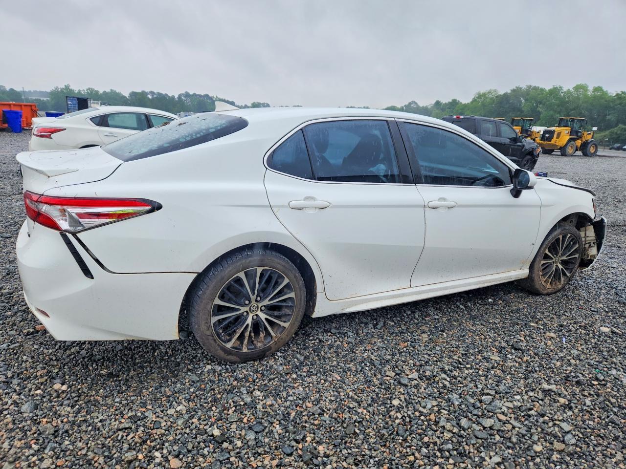 2020 Toyota Camry Se - Фото 3