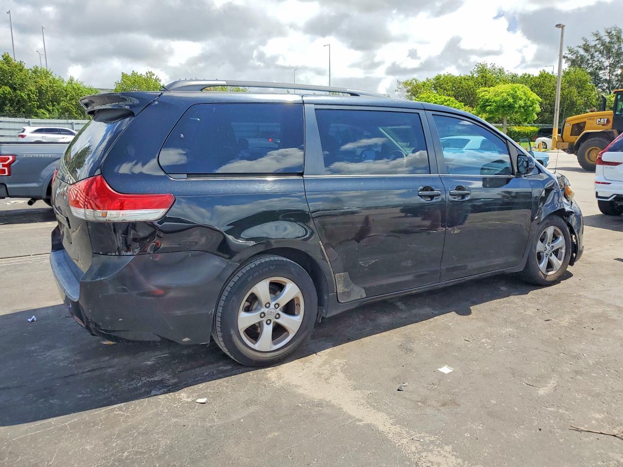 2011 Toyota Sienna Le - Фото 3