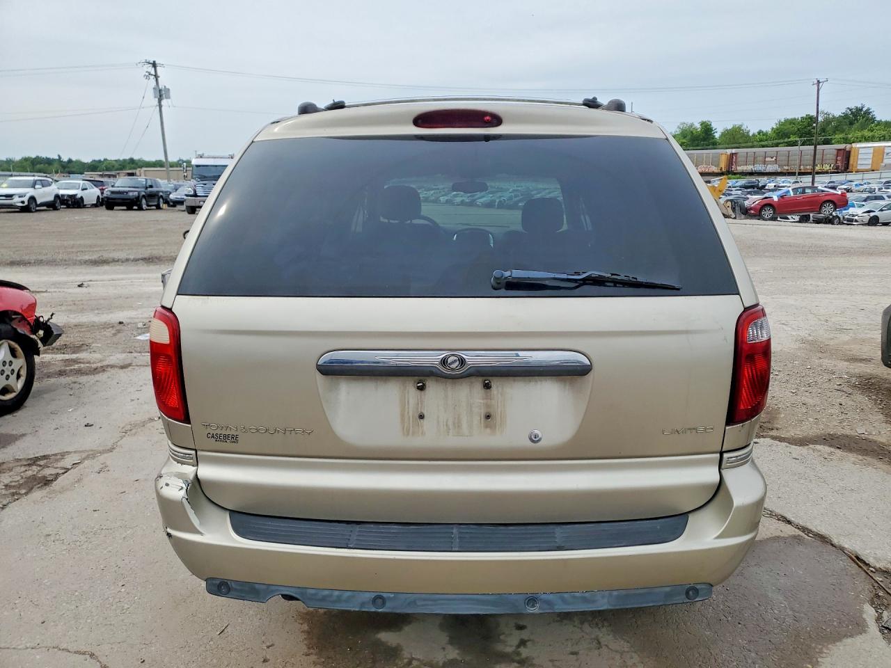 2005 Chrysler Town & Country Limited - Image 6