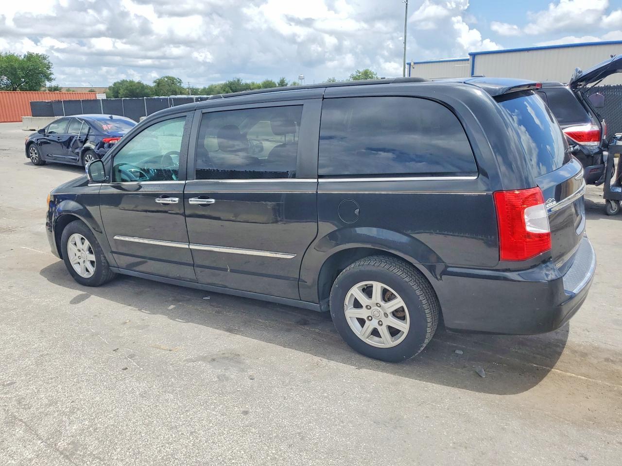 2012 Chrysler Town & Country Touring - Image 2