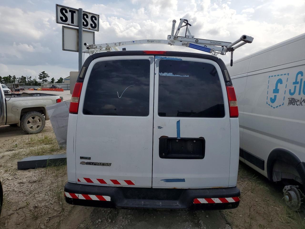2010 Chevrolet Express G2500 - Image 6