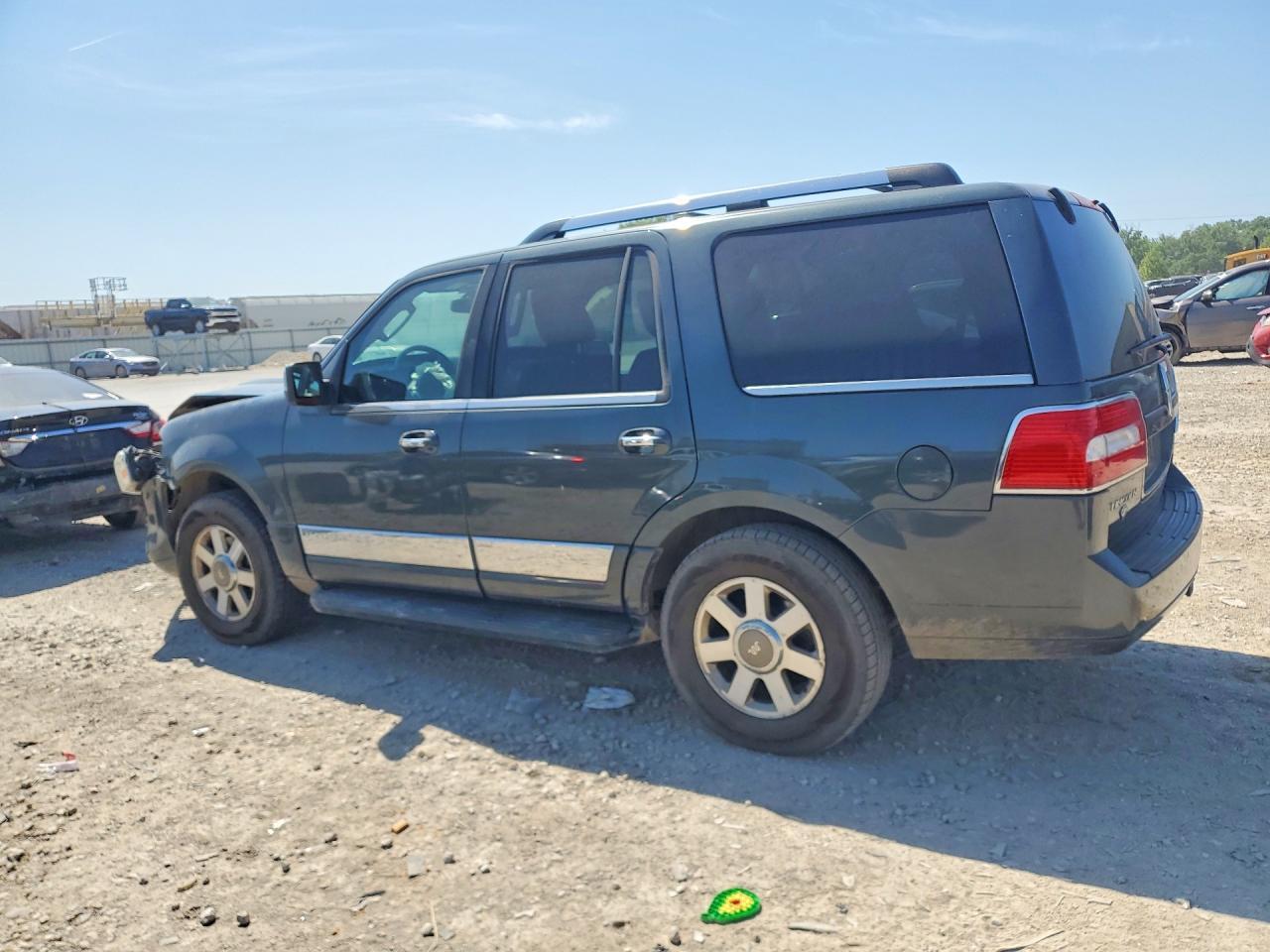 2009 Lincoln Navigator - Image 2