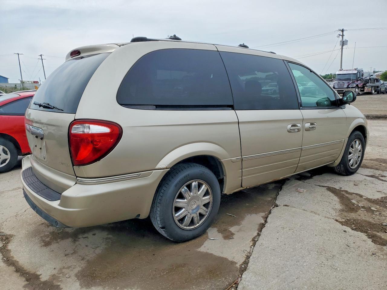 2005 Chrysler Town & Country Limited - Image 3