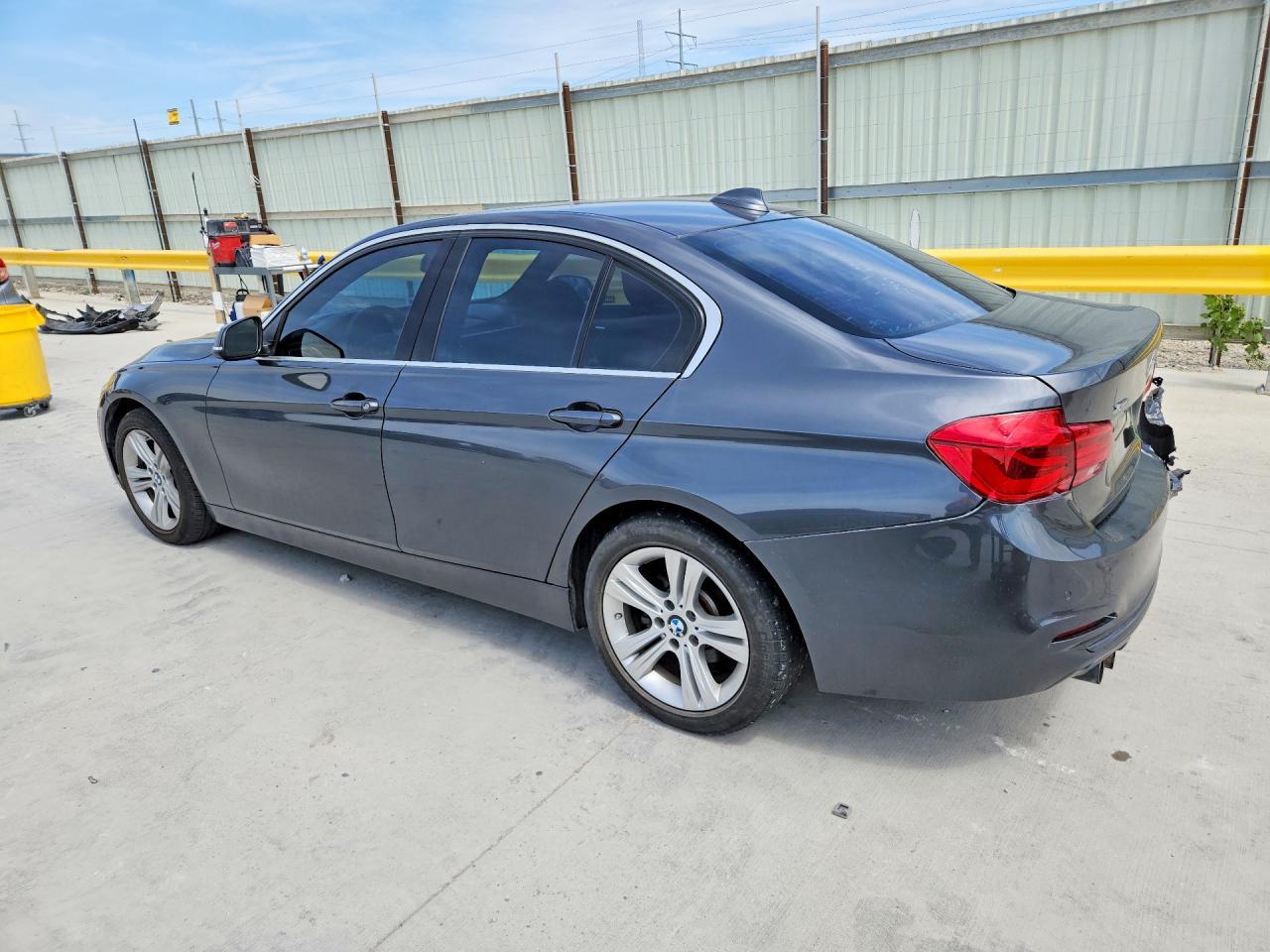 2017 BMW 330 I - Фото 2