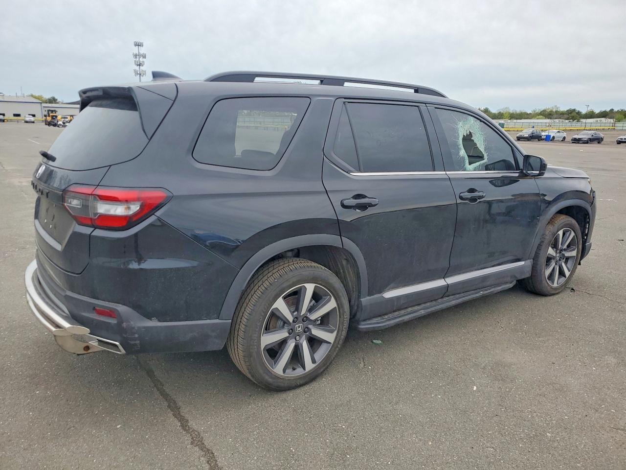 2025 Honda Pilot Touring - Image 3