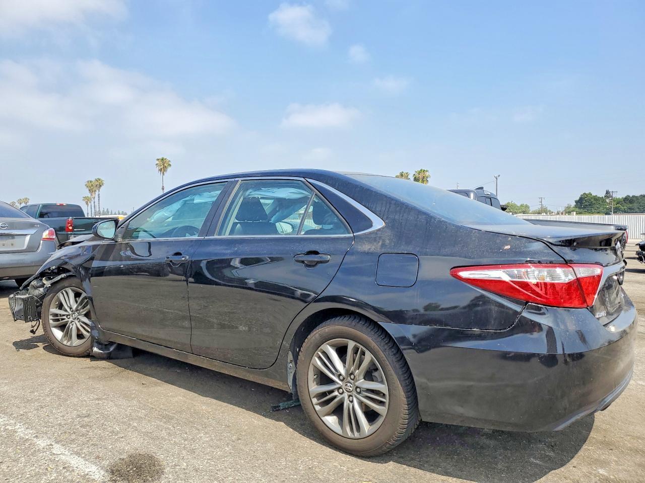 2016 Toyota Camry Se - Фото 2