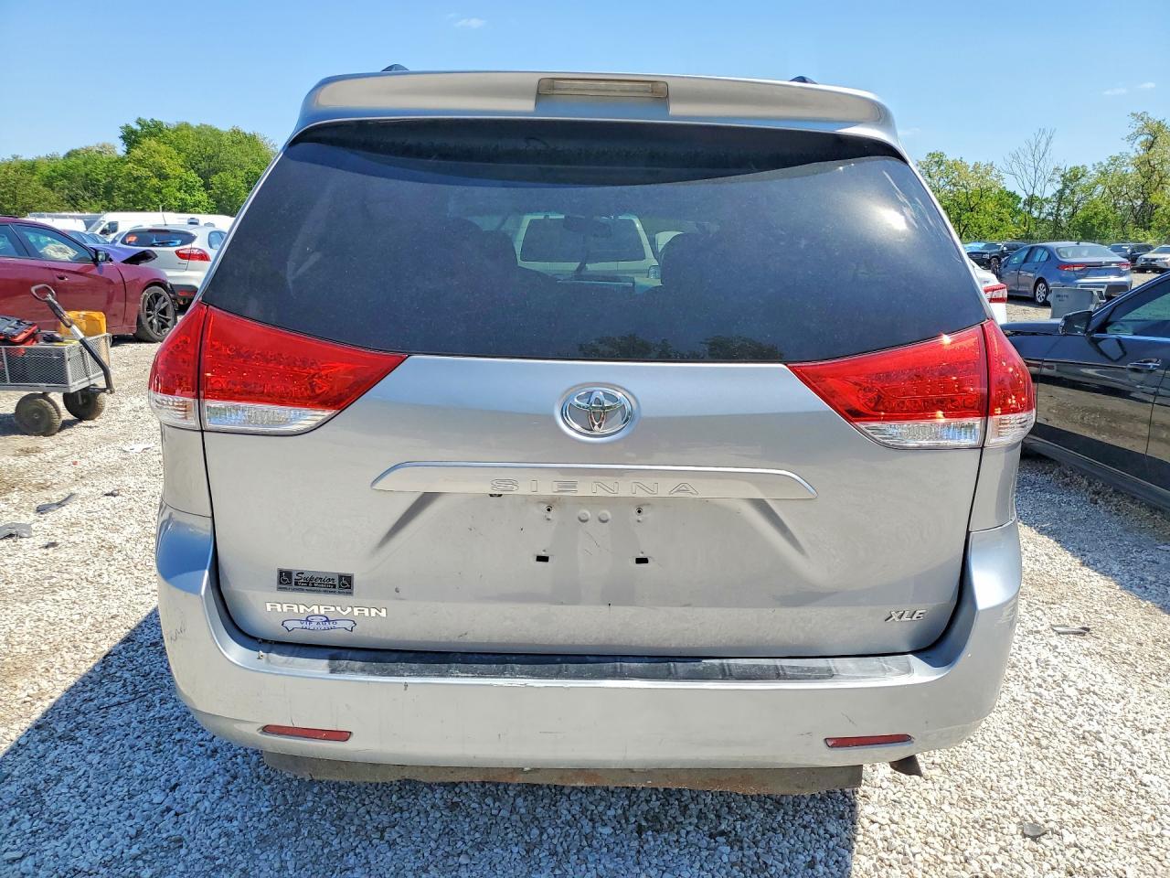 2011 Toyota Sienna Xle 8-Passenger - Фото 6