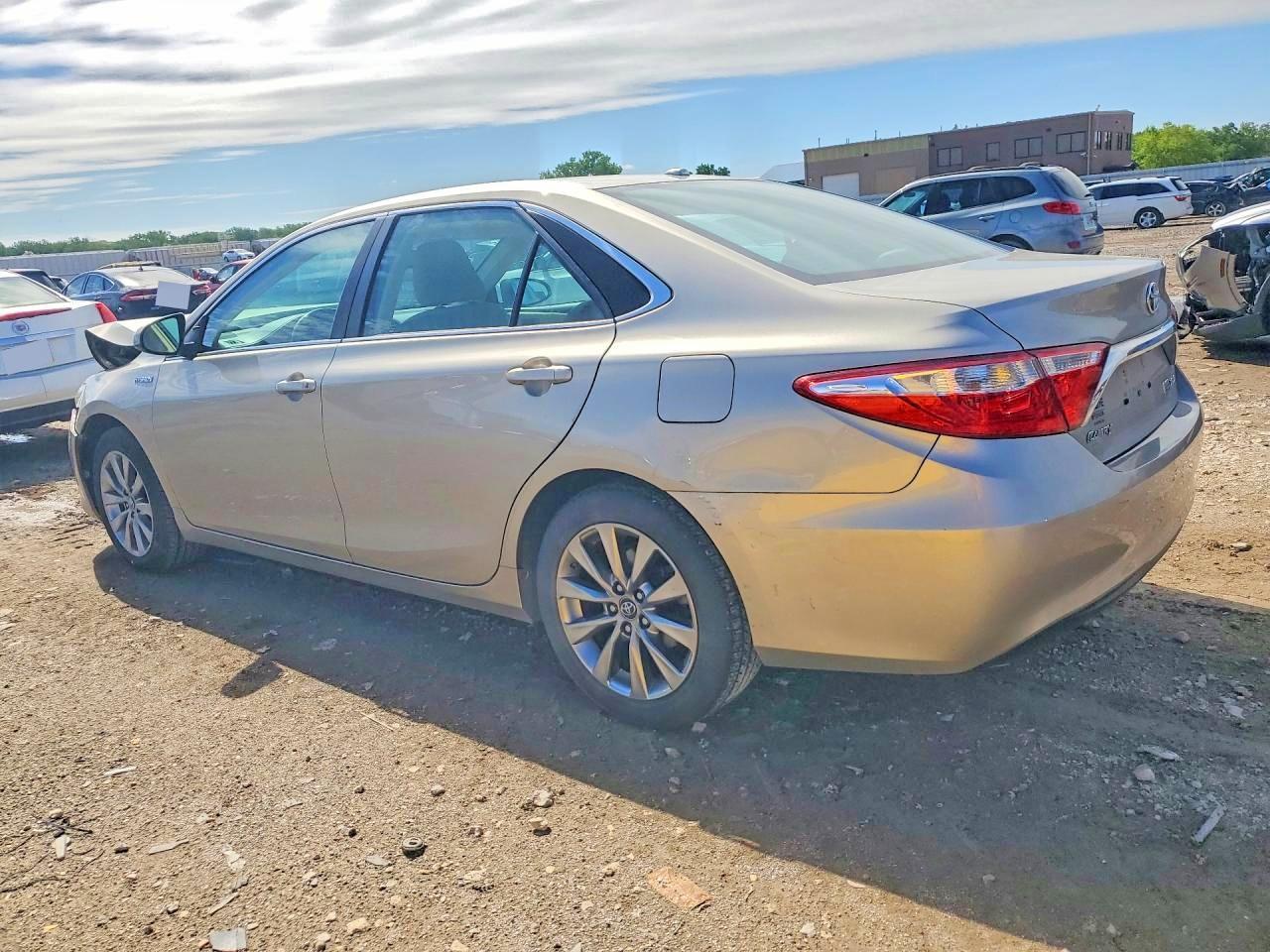 2016 Toyota Camry Hybrid Xle - Image 2