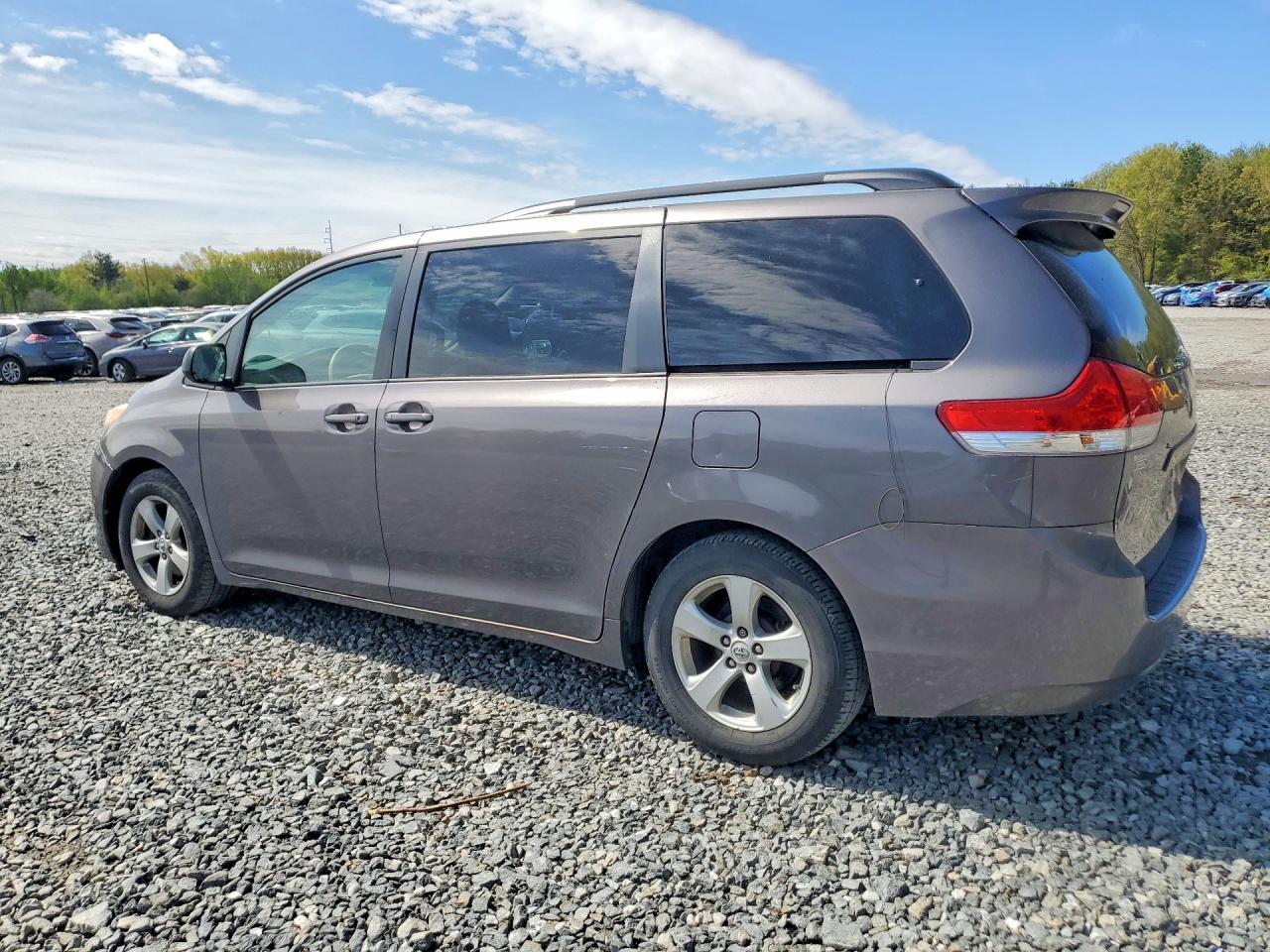 2011 Toyota Sienna Le - Image 2