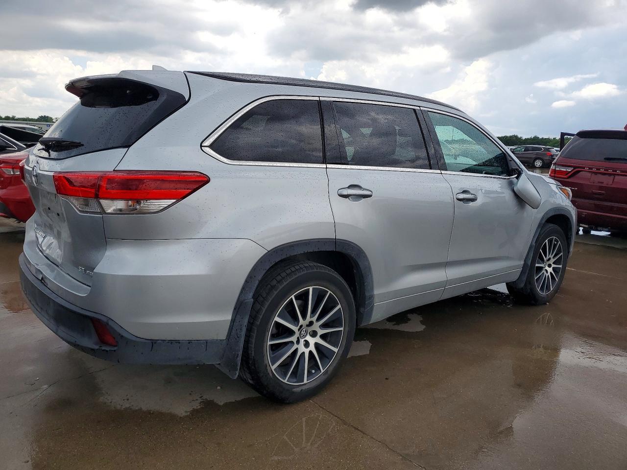 2018 Toyota Highlander Se - Фото 3