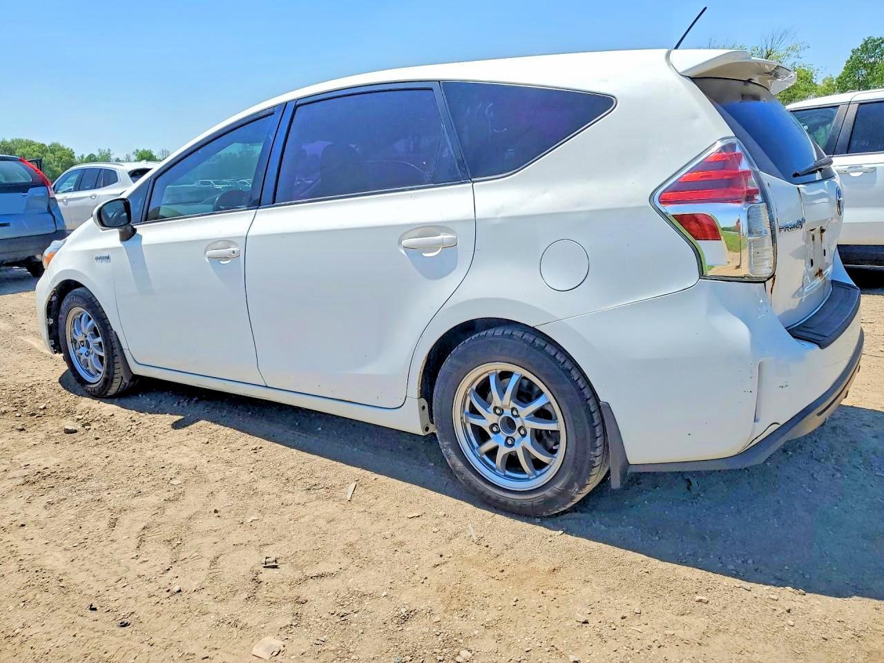 2015 Toyota Prius V Two - Фото 2