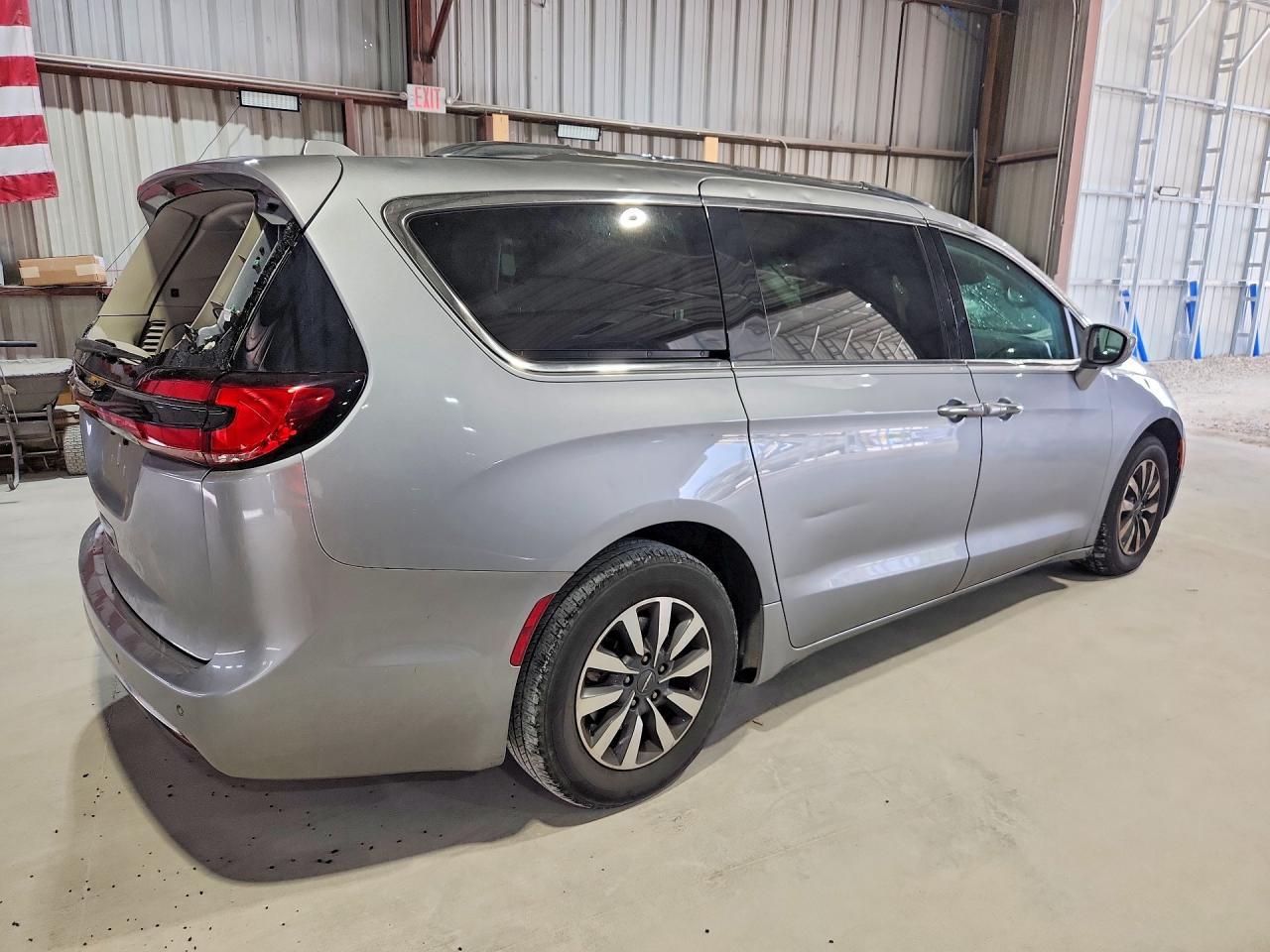 2021 Chrysler Pacifica Touring L - Image 3