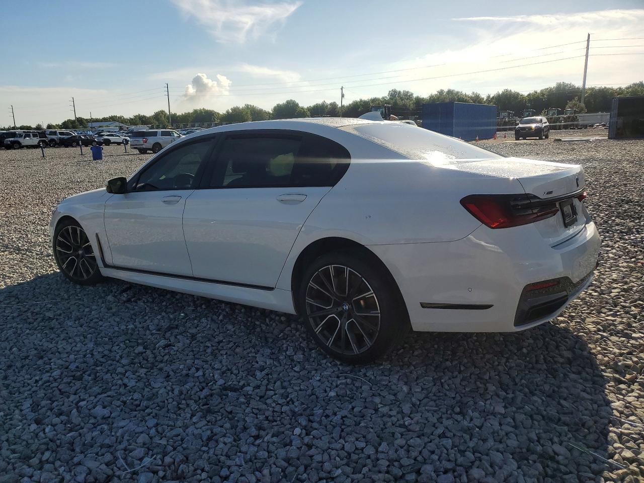 2021 BMW 750 Xi - Фото 2