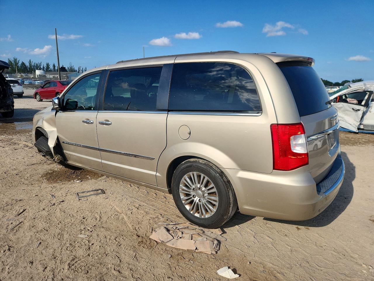 2016 Chrysler Town & Country Touring L - Фото 2