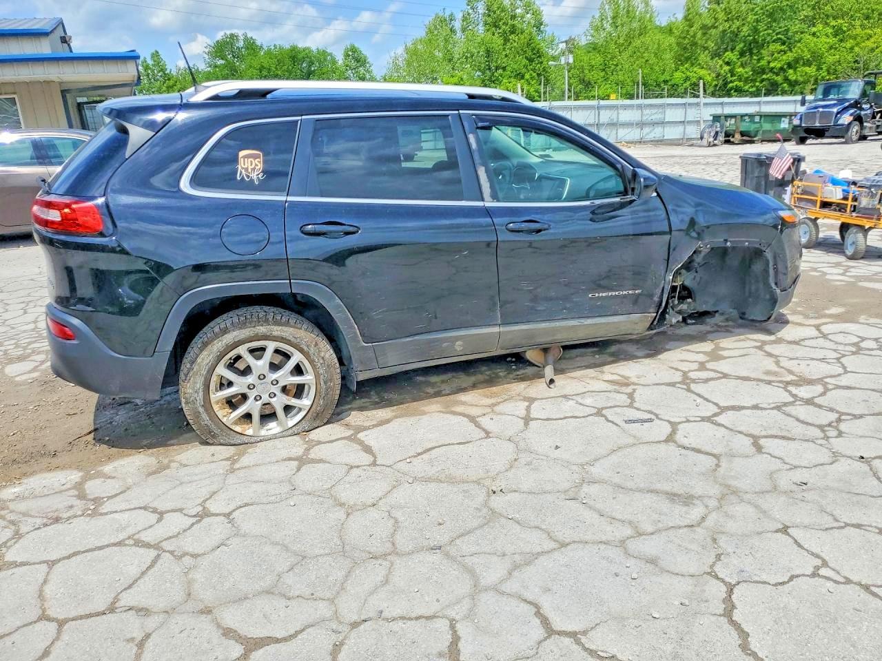 2018 Jeep Cherokee Latitude Plus - Image 3