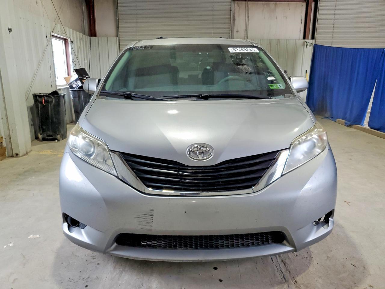 2013 Toyota Sienna Le - Image 5