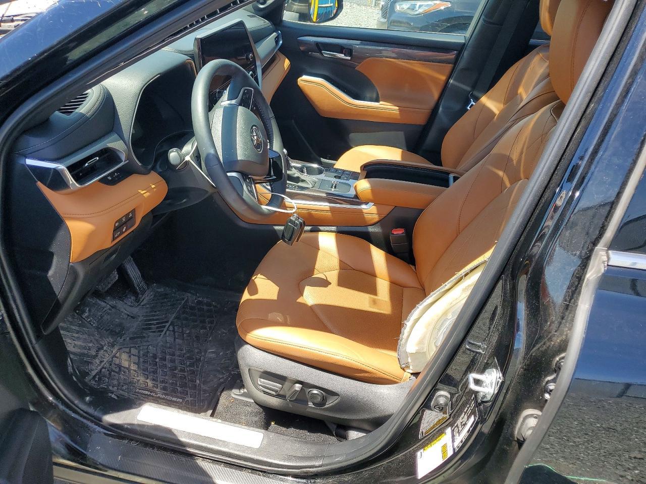 2024 Toyota Highlander Hybrid Platinum - Image 7