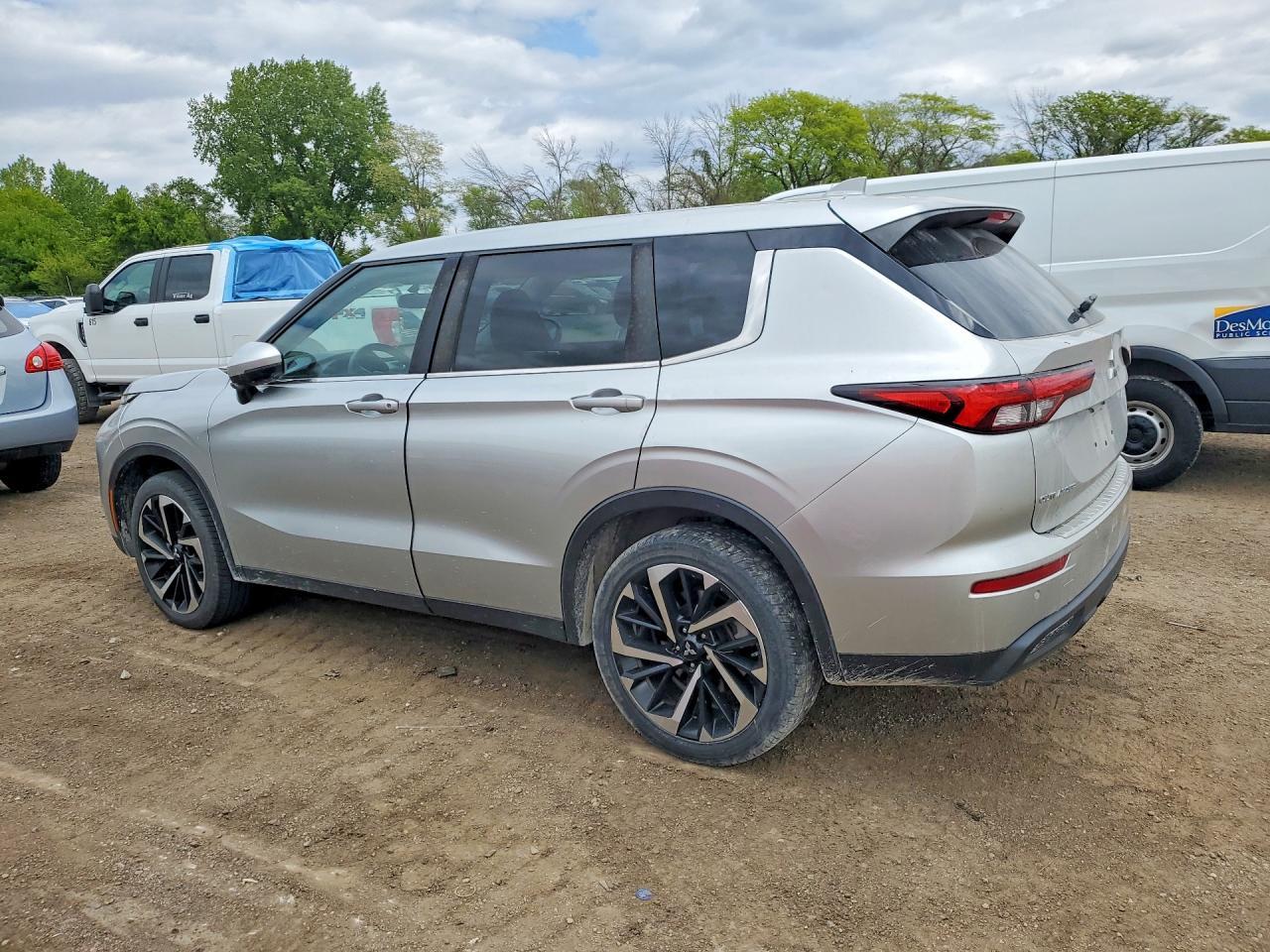 2022 Mitsubishi Outlander Es - Image 2