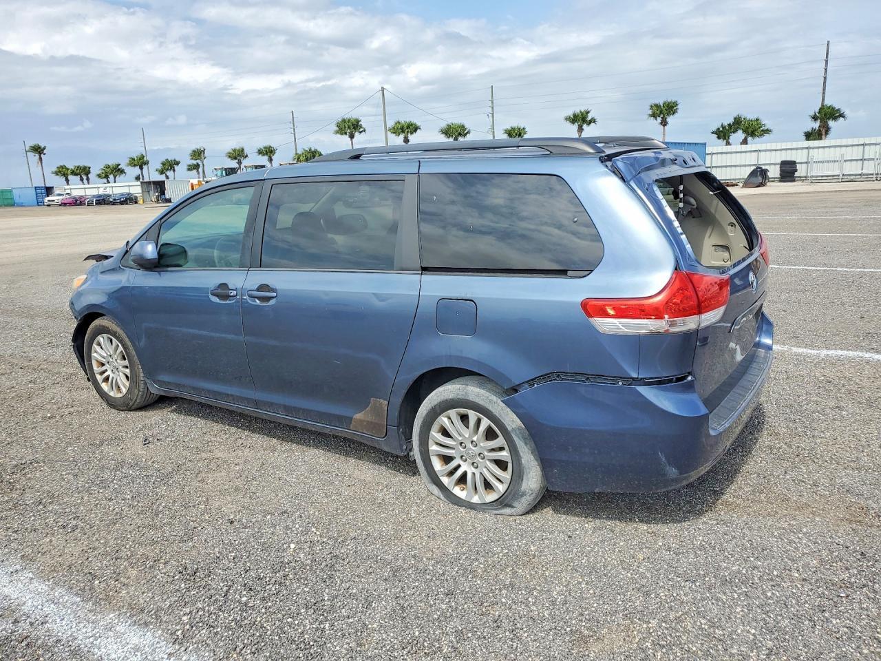 2014 Toyota Sienna Xle 8-Passenger - Image 2
