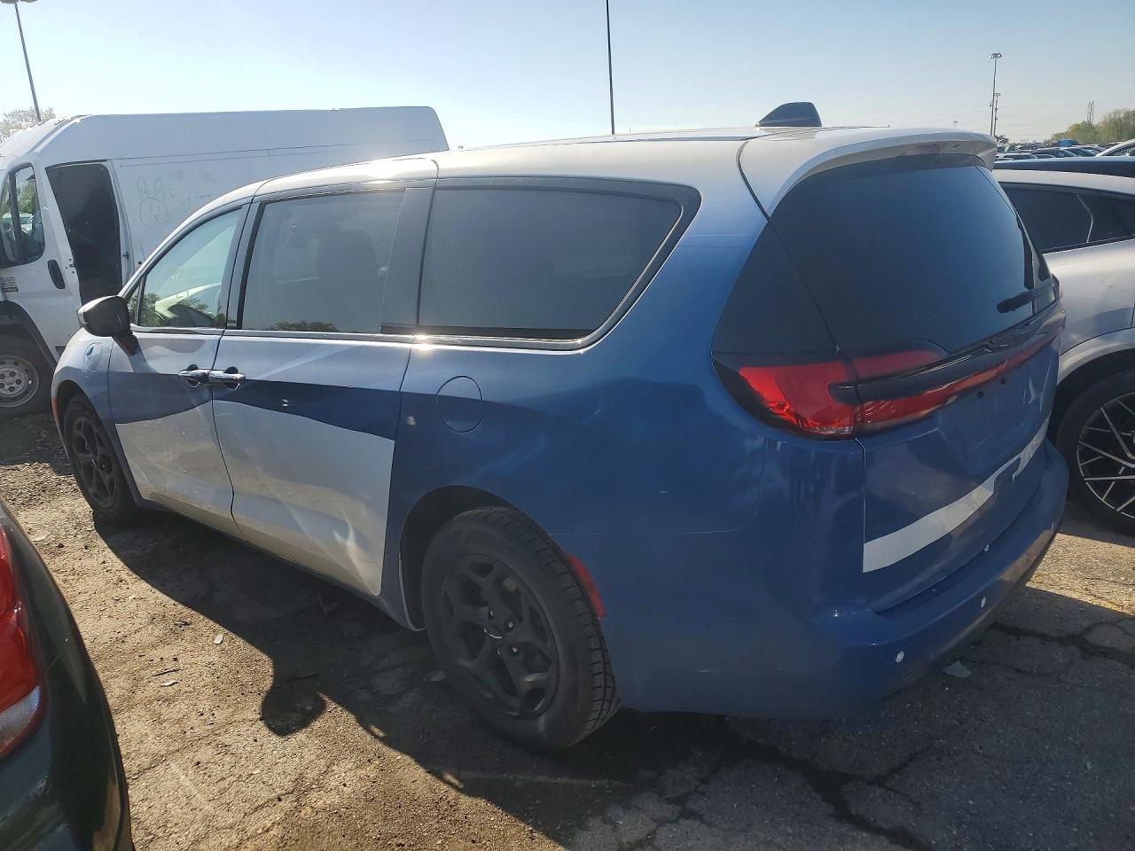 2023 Chrysler Pacifica Hybrid Touring L - Фото 2