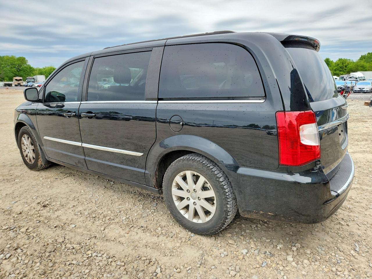 2013 Chrysler Town & Country Touring - Фото 2