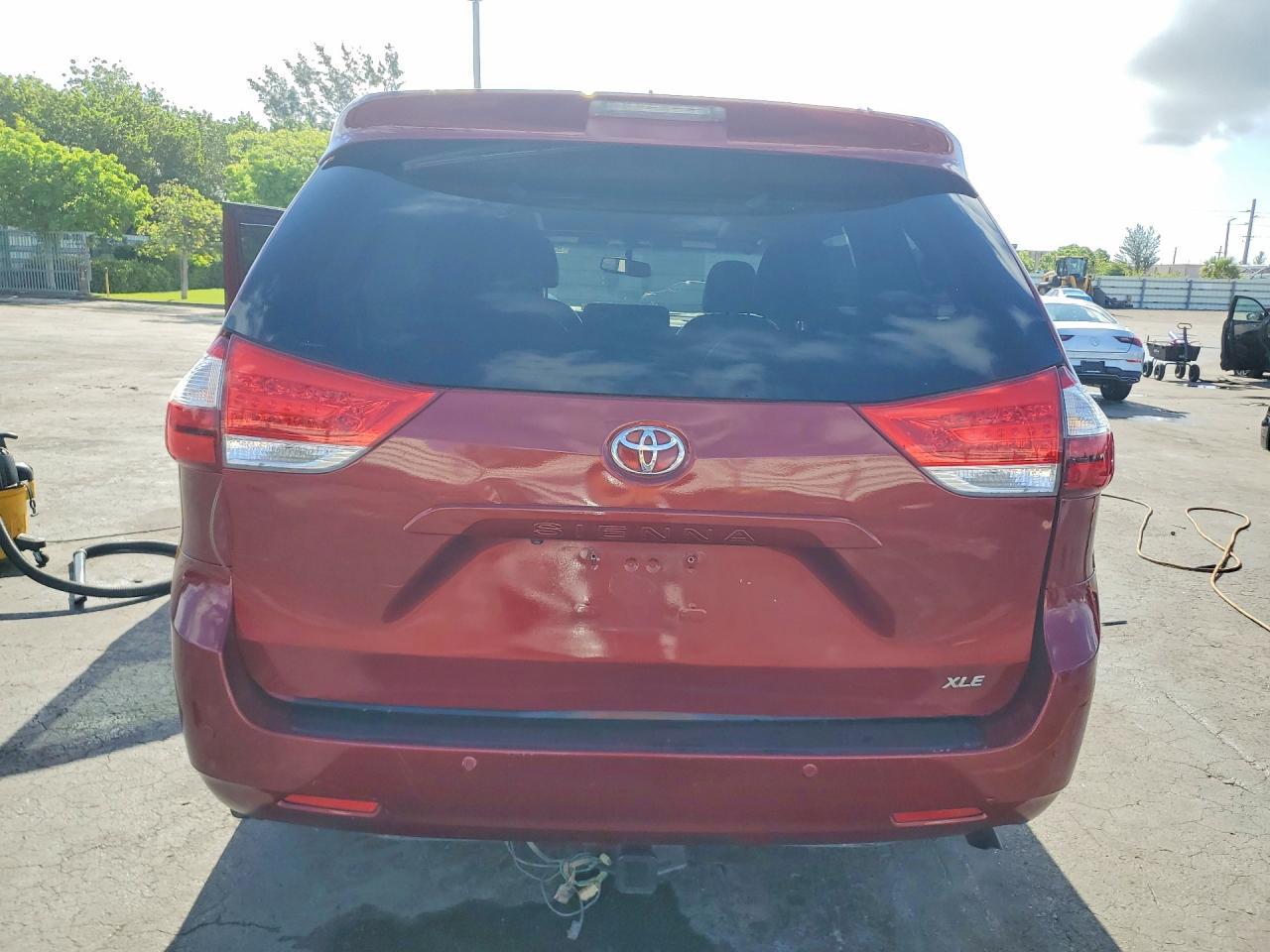 2015 Toyota Sienna Limited 7-Passenger - Фото 6