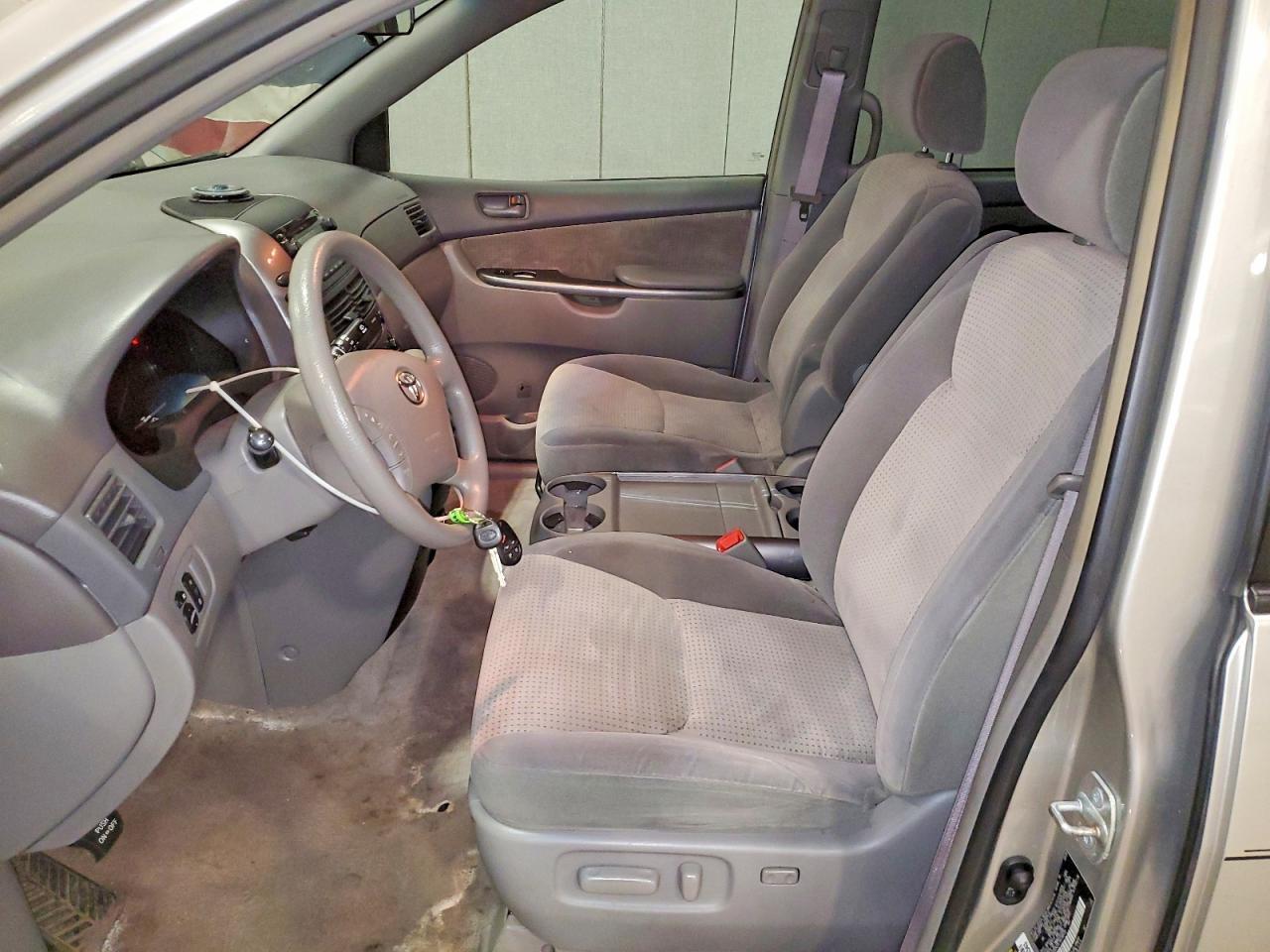2008 Toyota Sienna Le 8-Passenger - Image 7