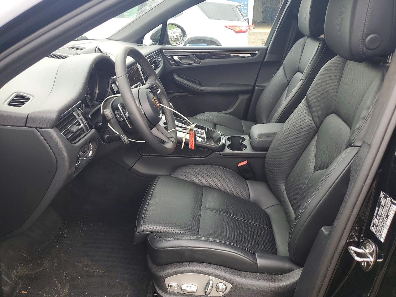 2026 Porsche Macan Base - Image 7