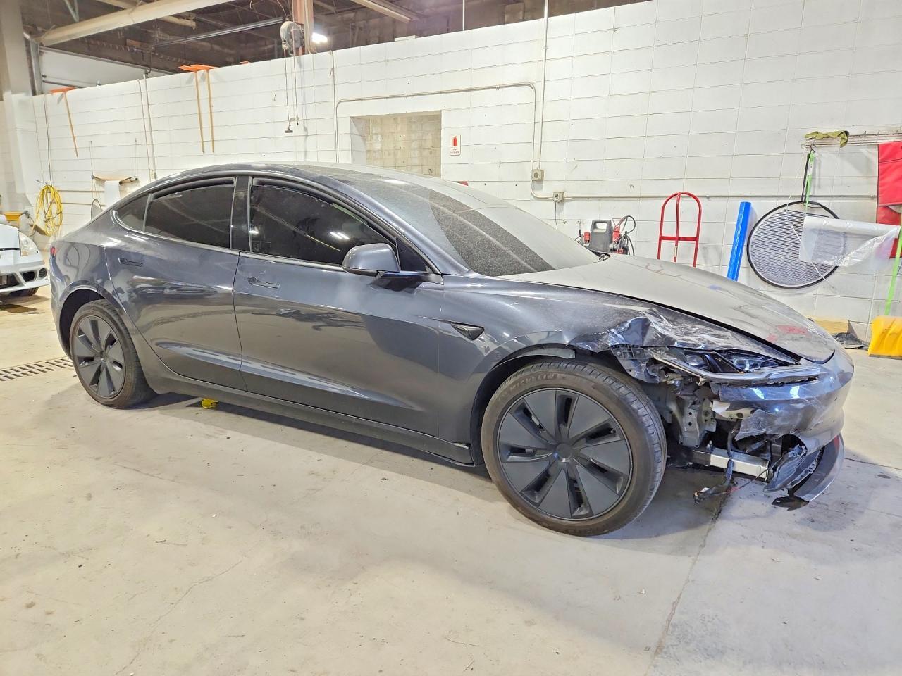 2025 Tesla Model 3 - Фото 4