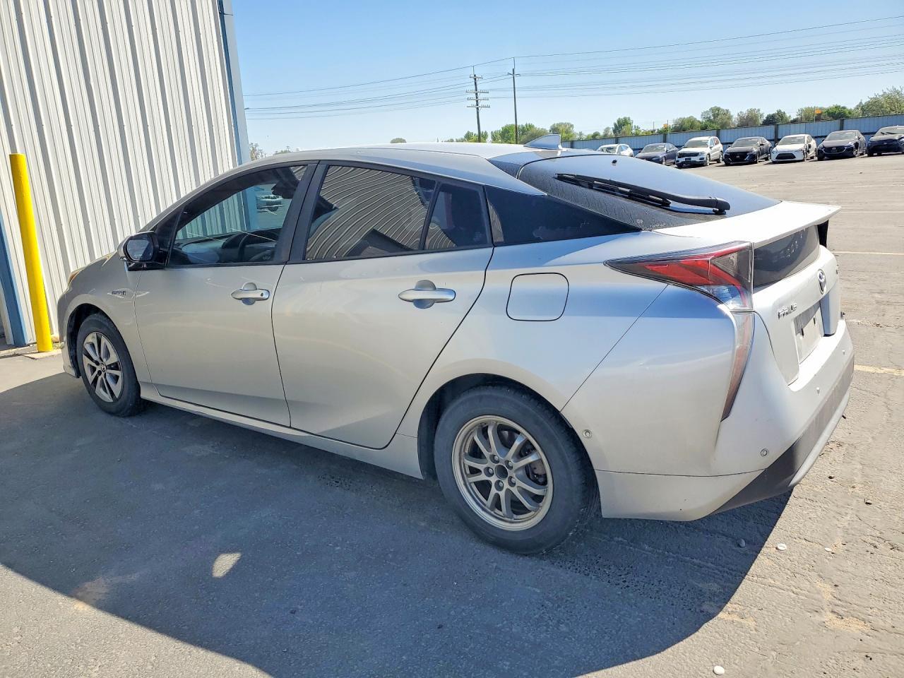 2017 Toyota Prius Three - Фото 2