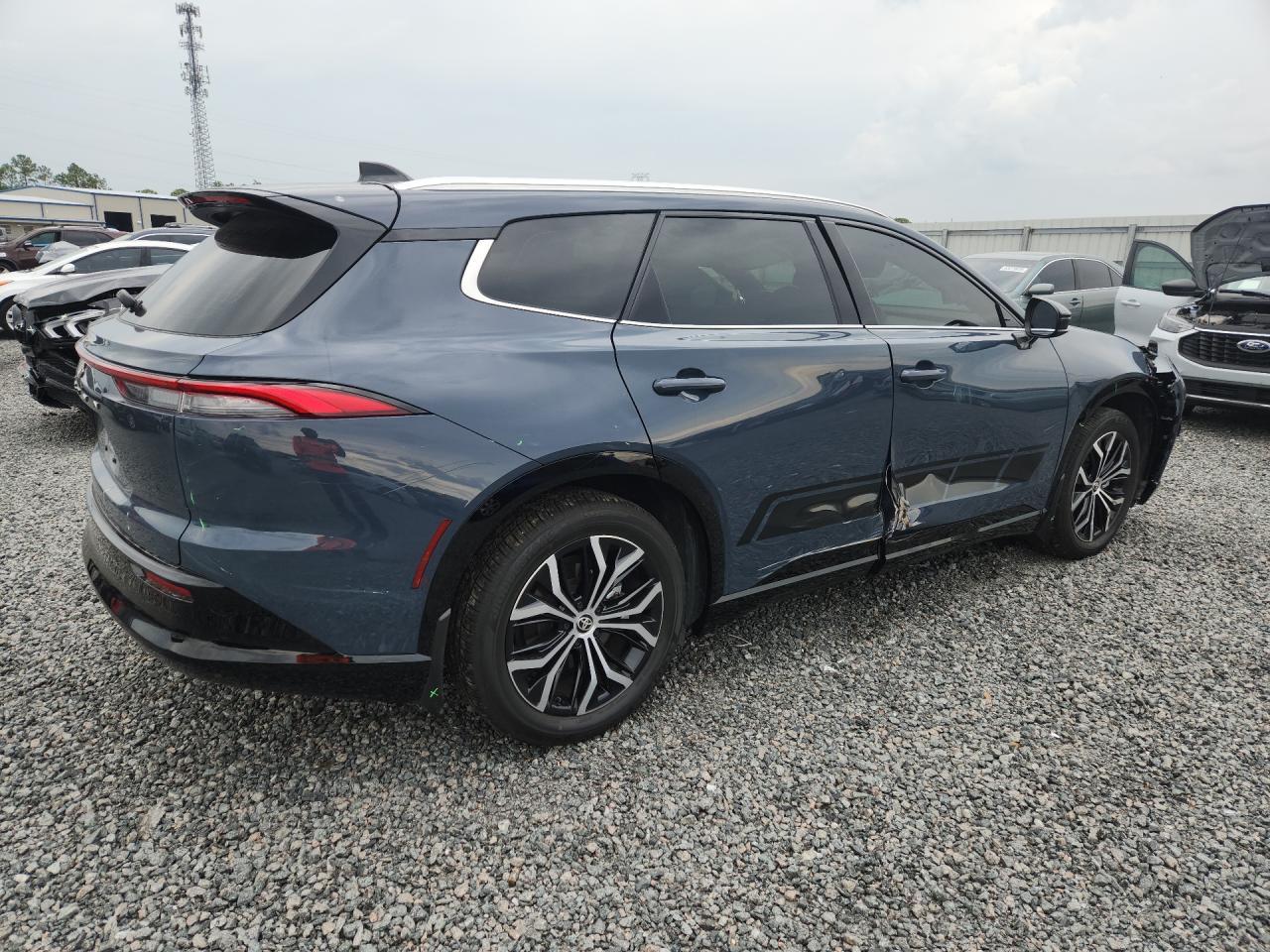 2025 Toyota Crown Signia Xle - Image 3