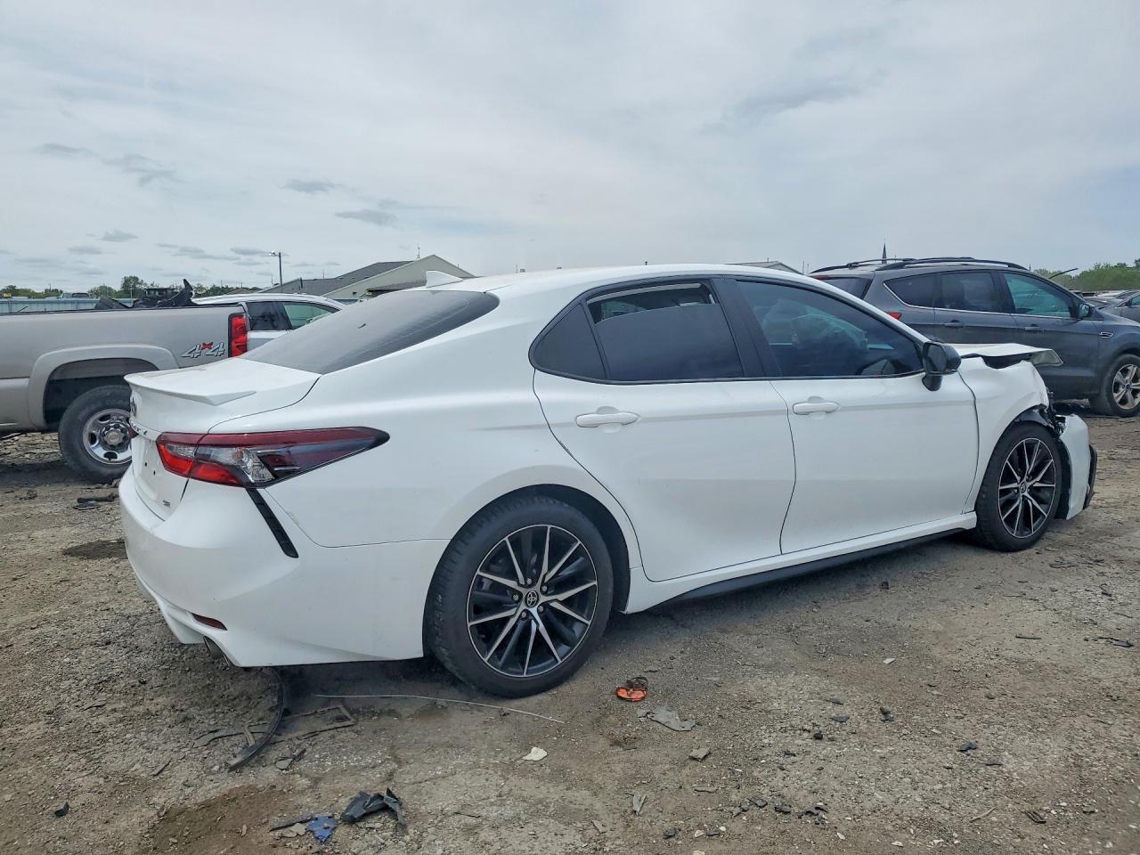 2022 Toyota Camry Se - Фото 3