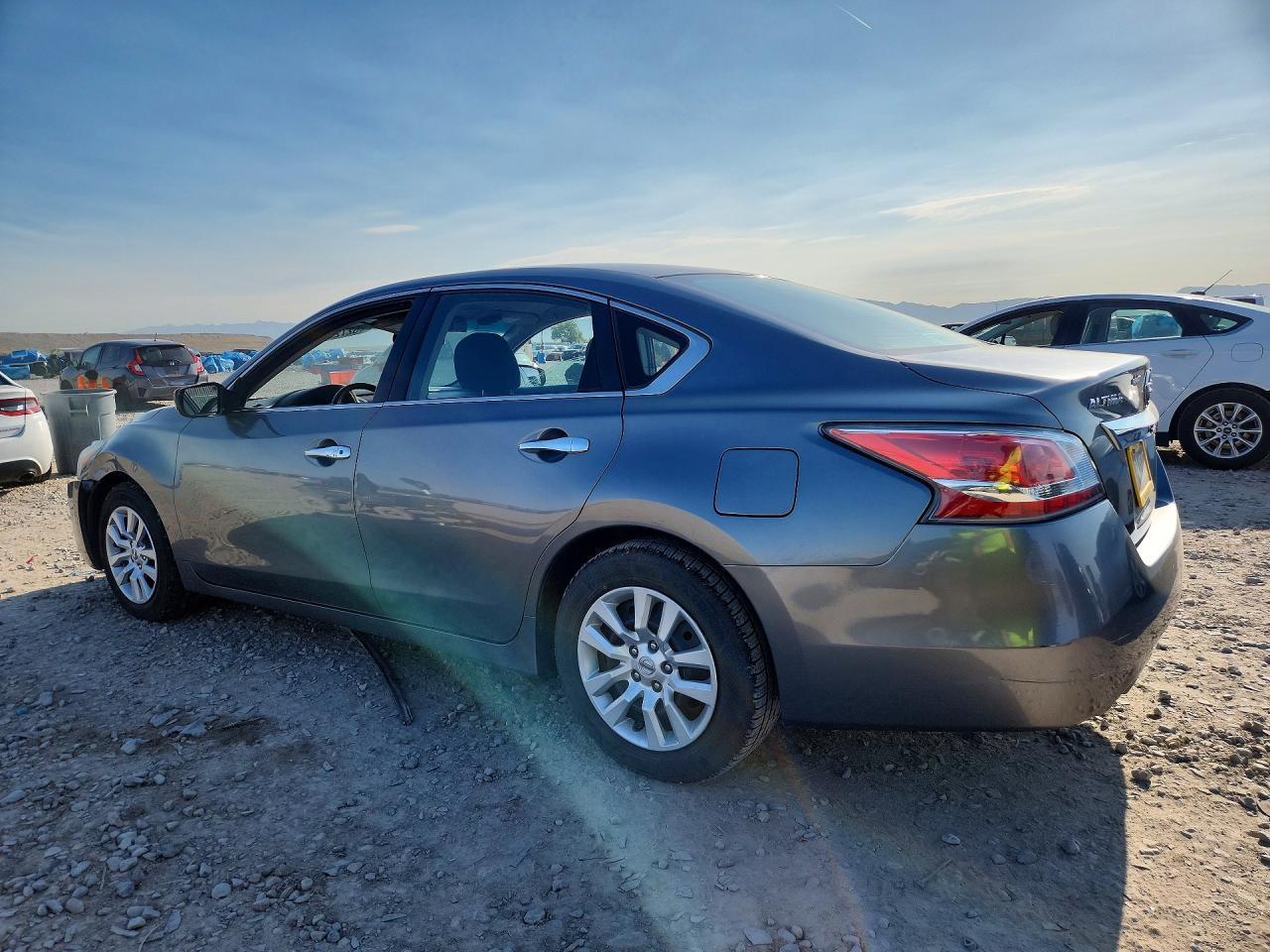 2015 Nissan Altima 2.5 S - Фото 2