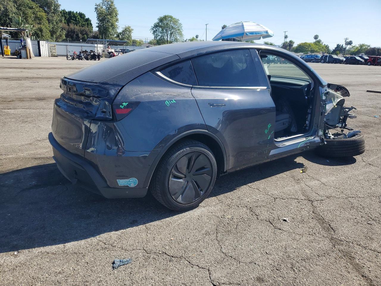 2026 Tesla Model Y - Фото 3