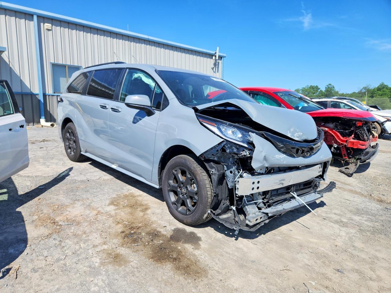 2026 Toyota Sienna Woodland Edition - Image 4