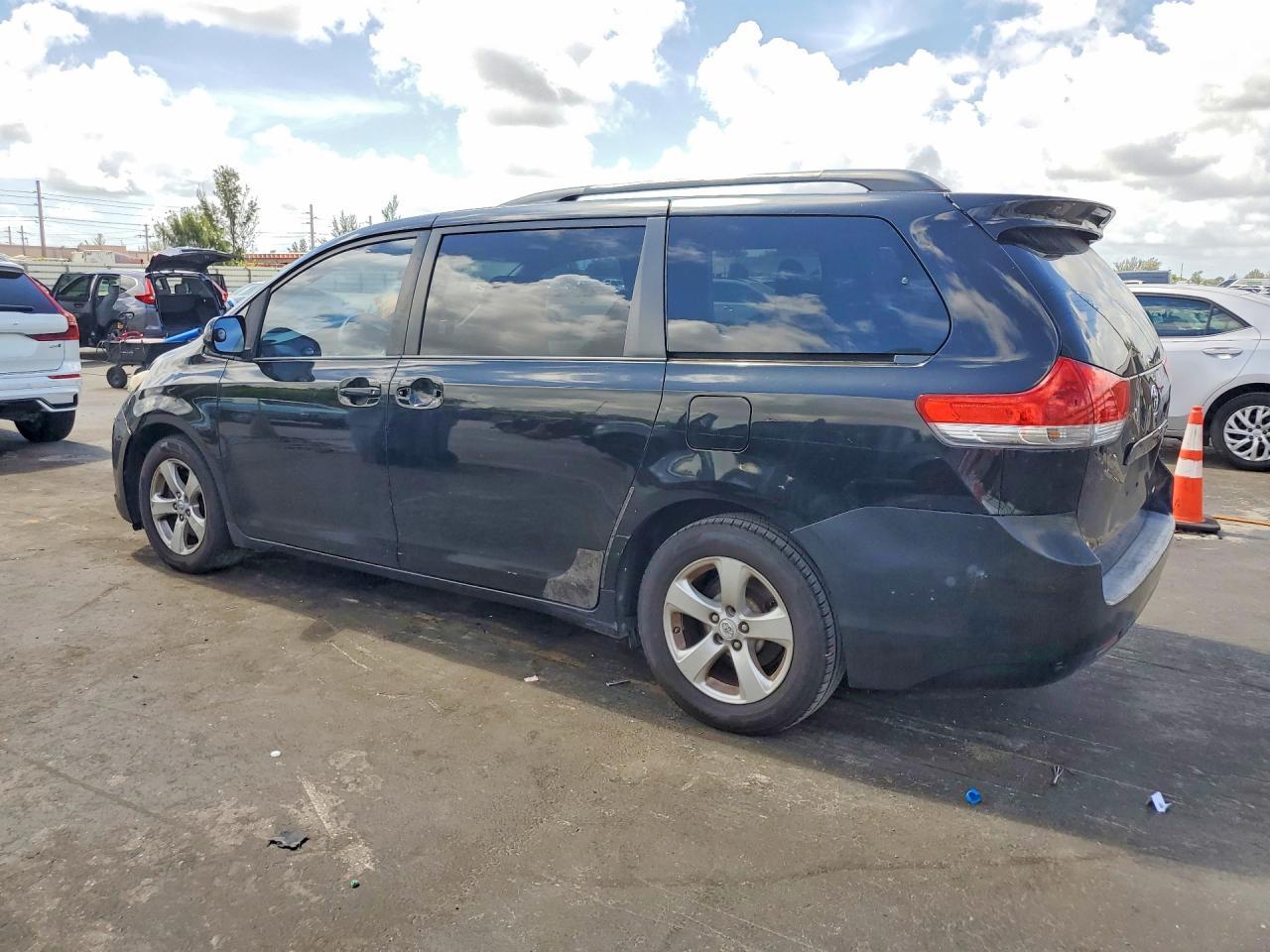 2011 Toyota Sienna Le - Фото 2
