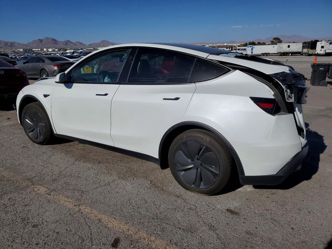2026 Tesla Model Y - Фото 2
