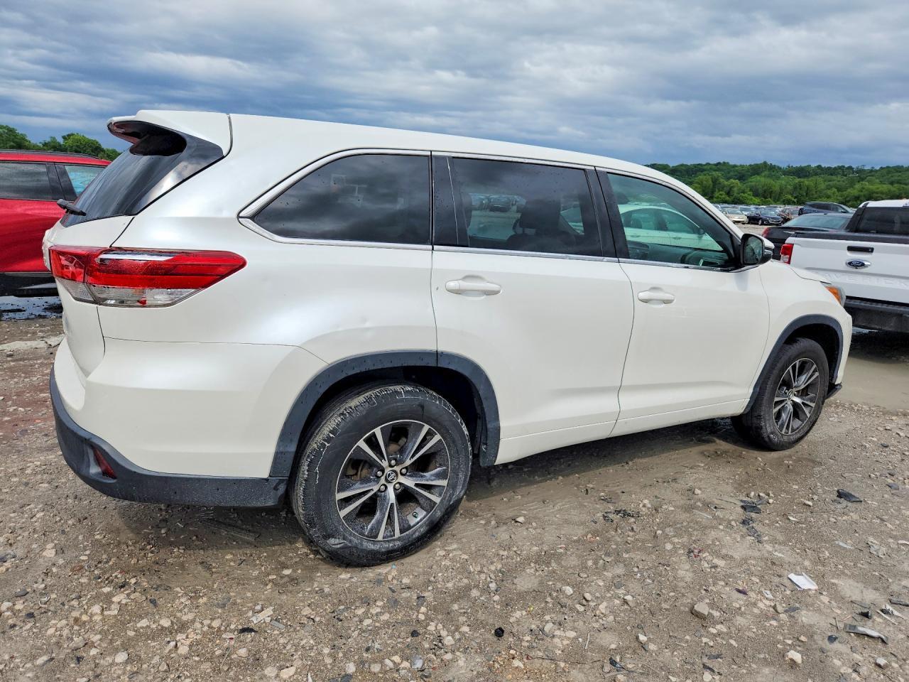 2018 Toyota Highlander Le - Image 3