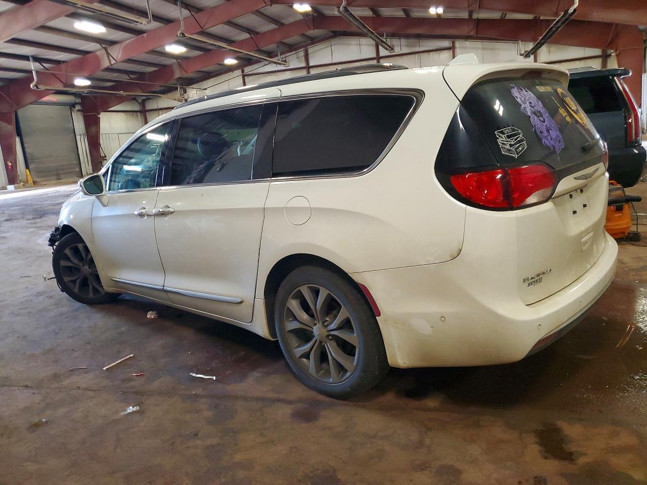 2017 Chrysler Pacifica Limited - Image 2