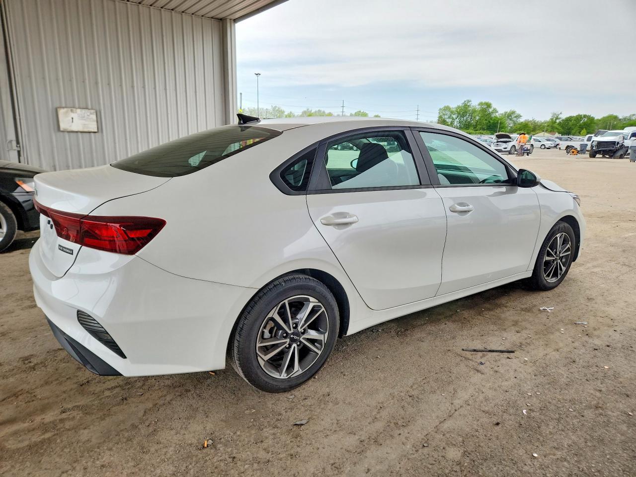 2023 Kia Forte Lxs - Image 3