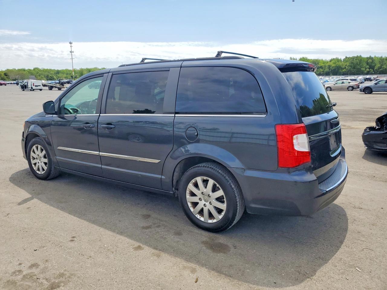 2014 Chrysler Town & Country Touring - Фото 2