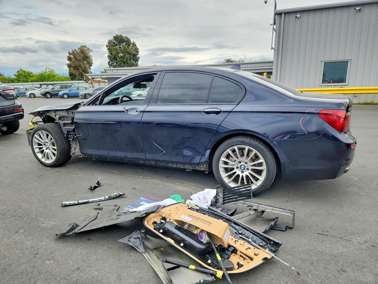 2015 BMW 750 Xi - Image 2