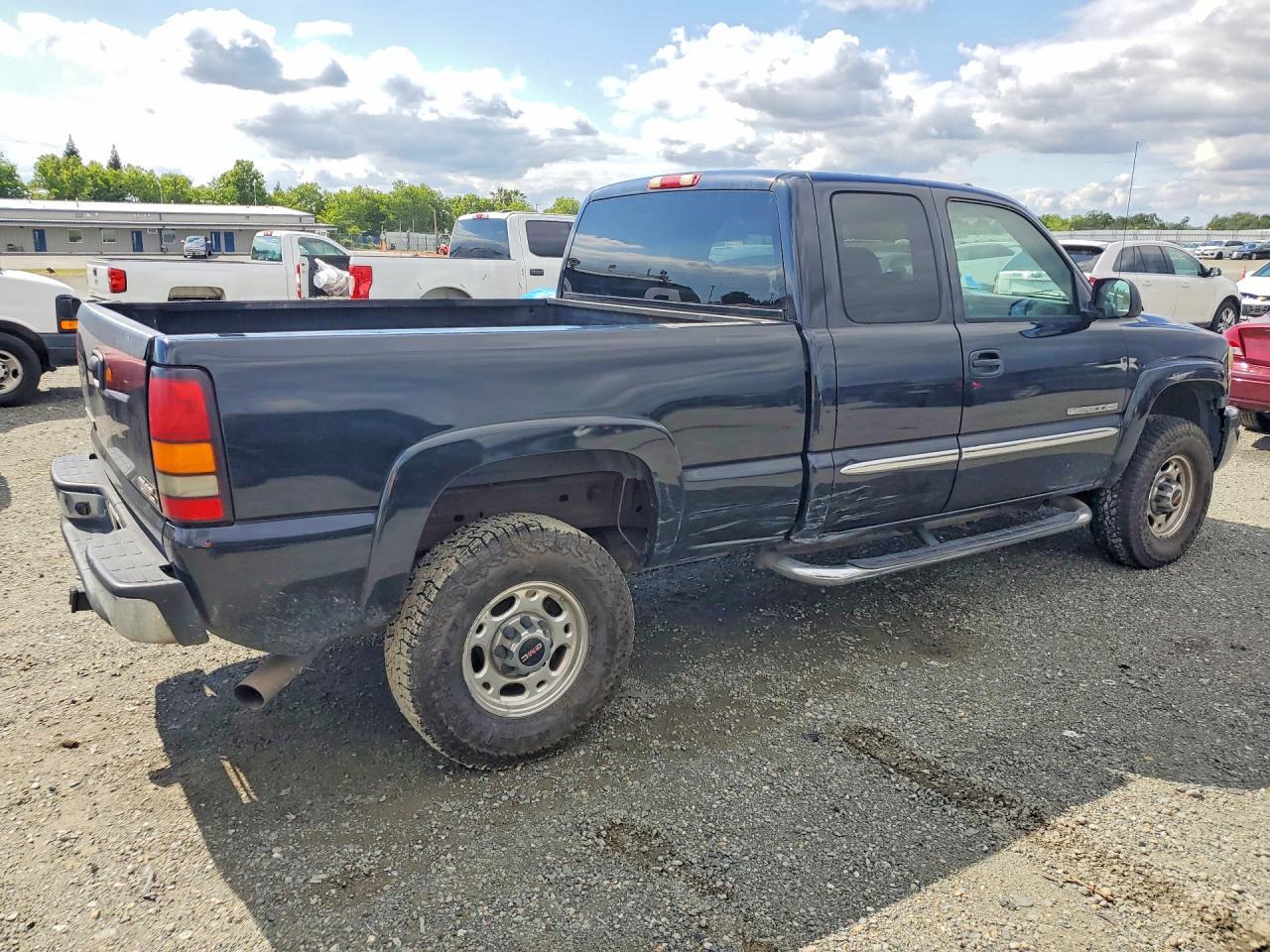 2004 GMC Sierra 2500 - Image 3