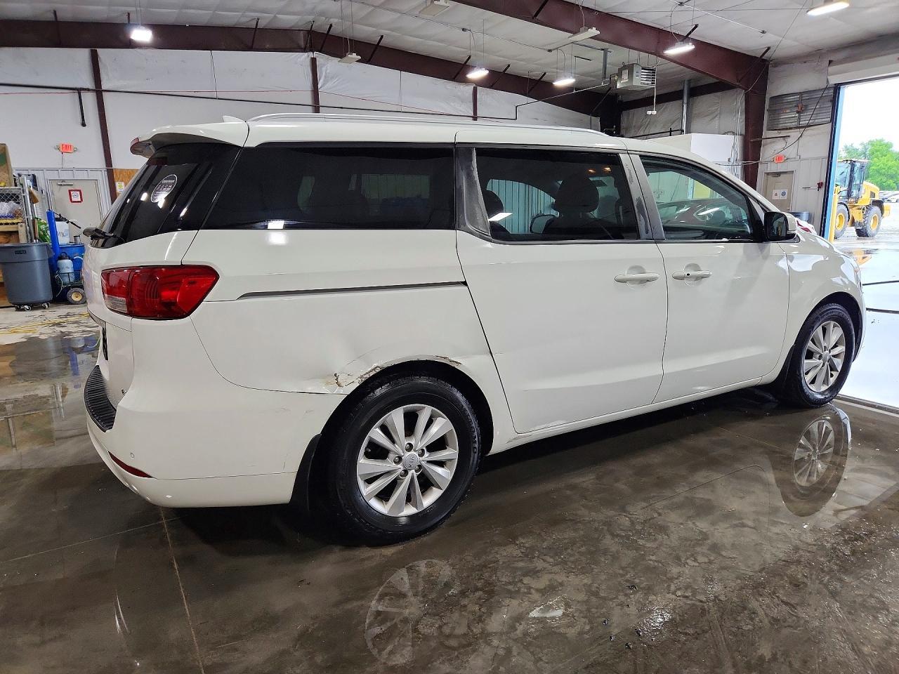 2017 Kia Sedona Lx - Фото 3