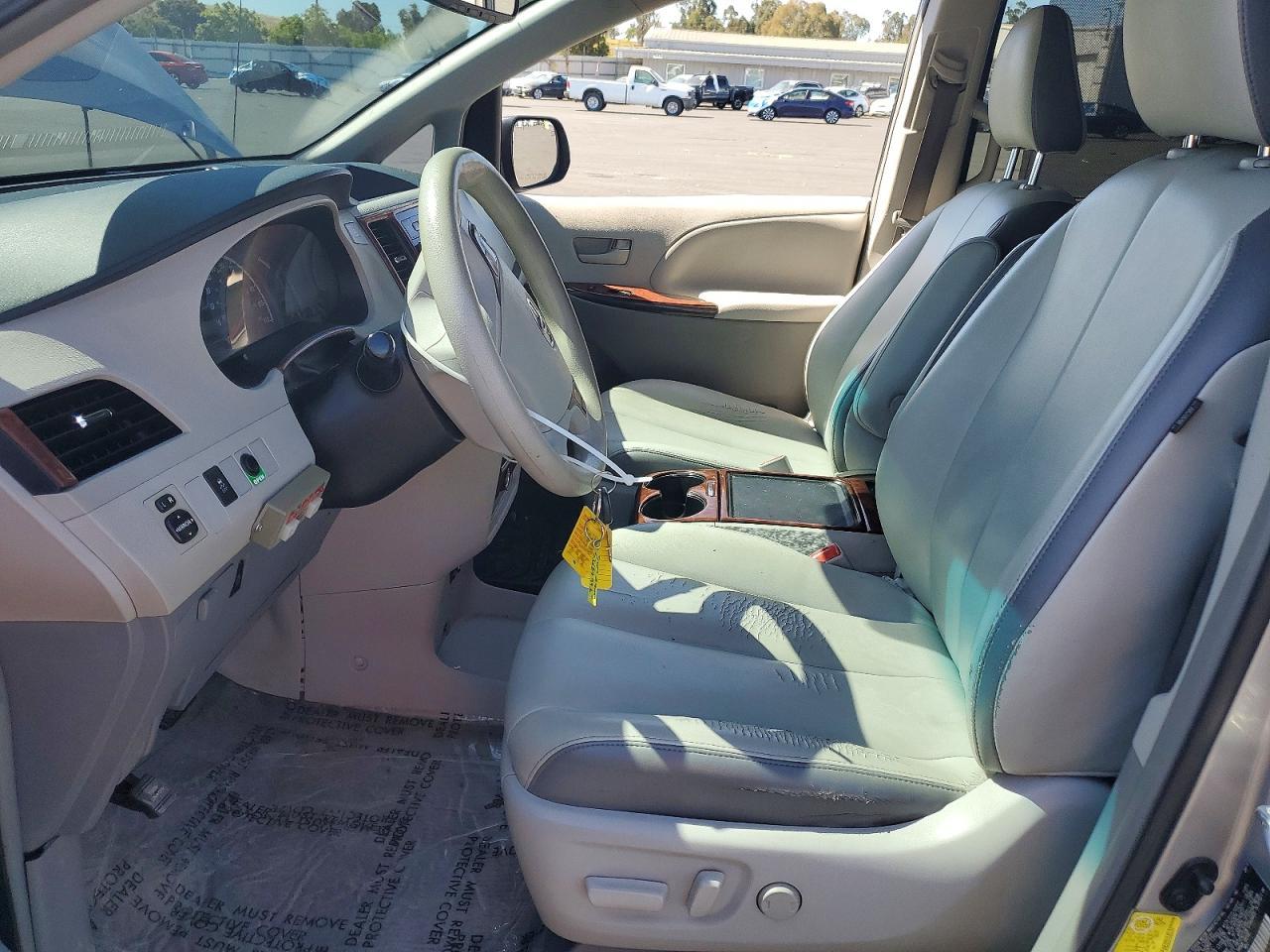 2013 Toyota Sienna Le - Image 7