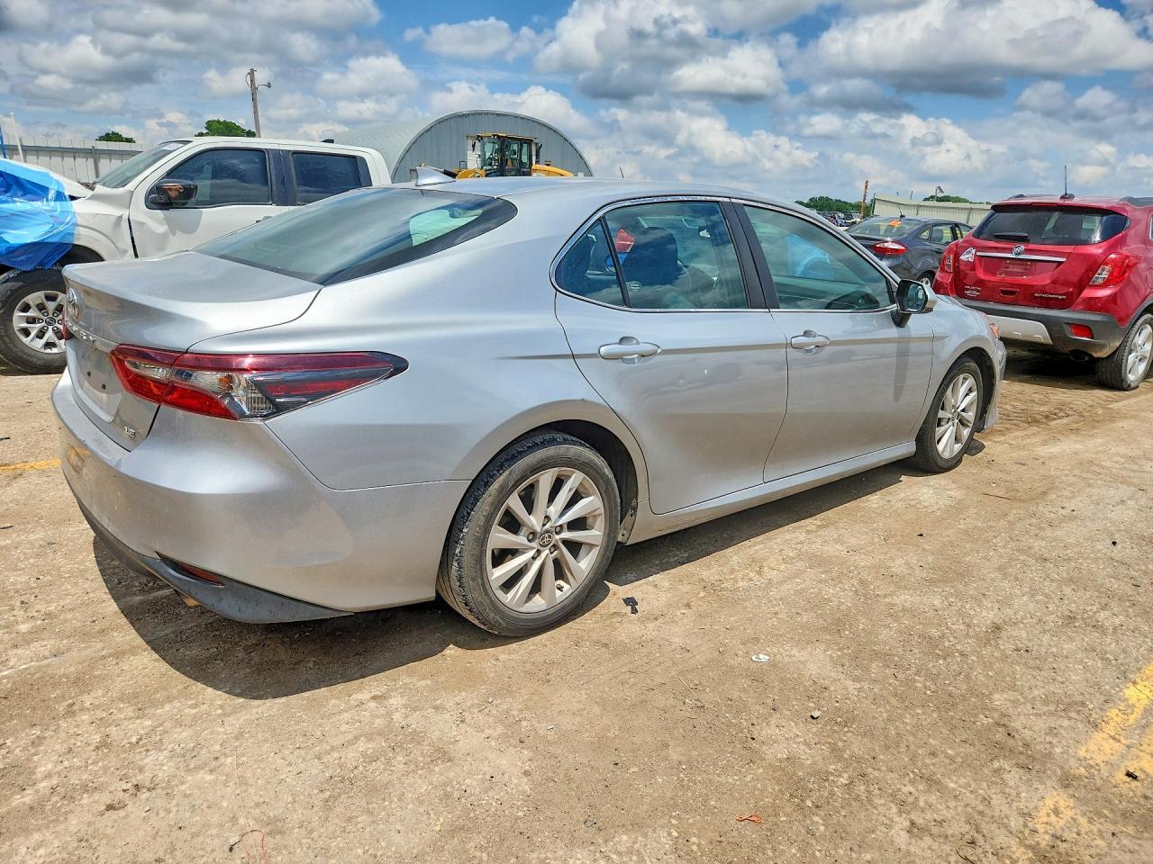 2021 Toyota Camry Le - Фото 3