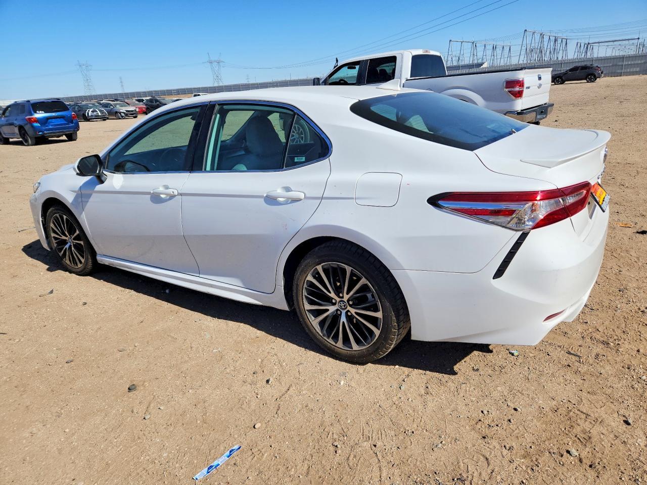 2020 Toyota Camry Se - Фото 2